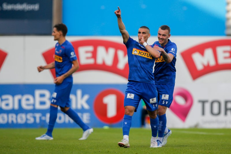 Mohamed Ofkir feirer etter 2-1-scoring under eliteseriekampen i fotball mellom Sandefjord og Tromsø på Release Arena i Sandefjord.Foto: Trond Reidar Teigen / NTB