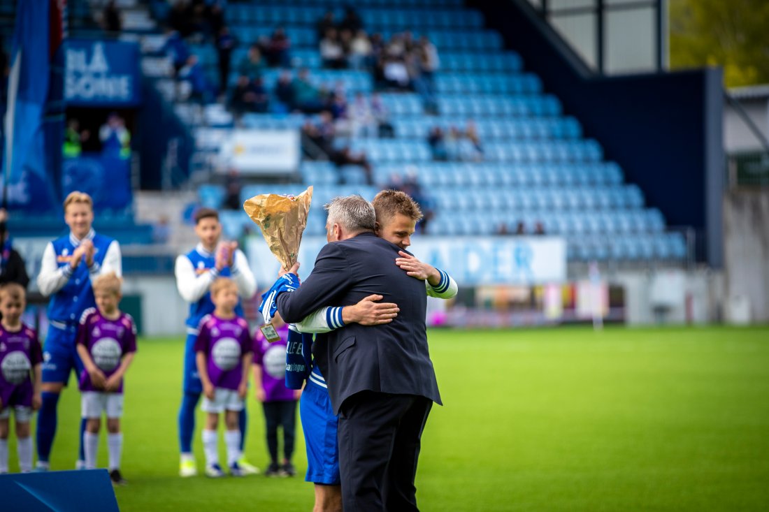 Vetle Walle Egeli blir gratulert av Ole Jonny Borgersen-Berg for sin 100. kamp i SF-trøya.