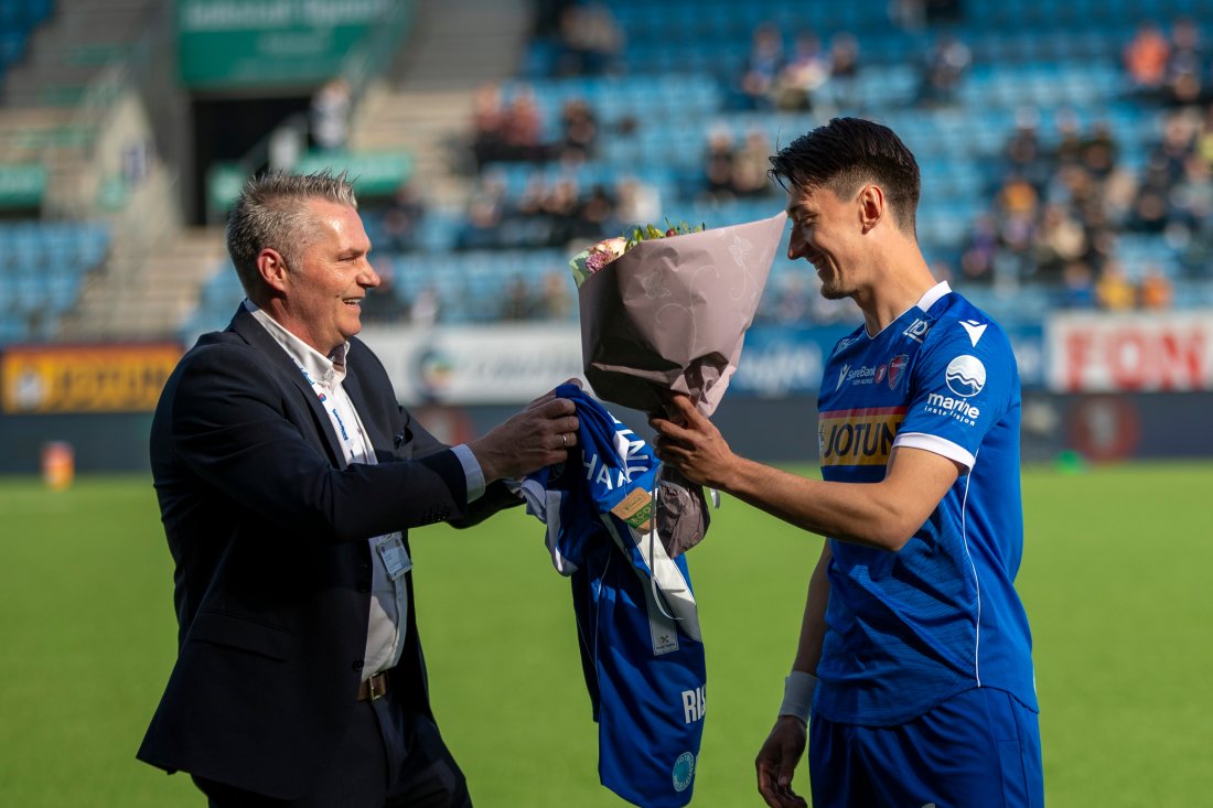 Sander mottar blomst og drakt for sin 100. kamp.