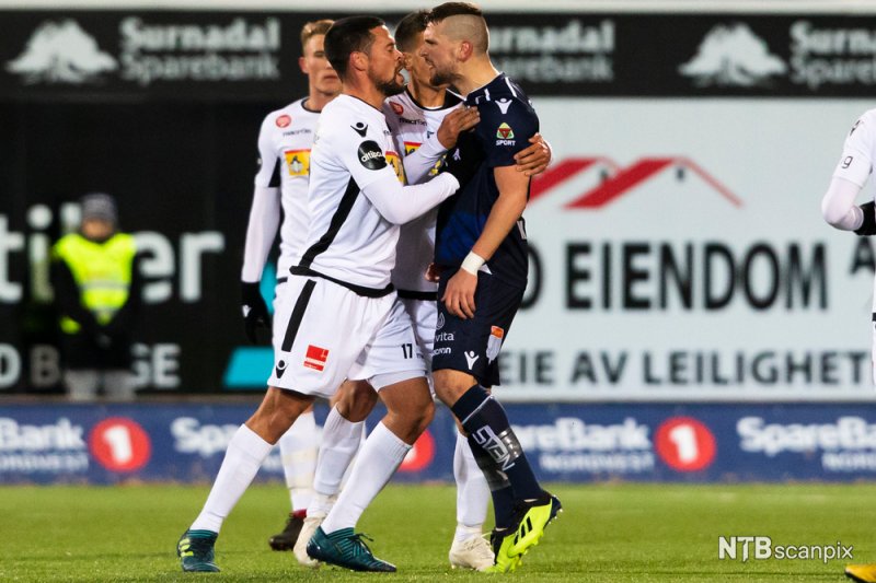 Ampert mellom Sandefjords Marc Vales (t.v.) og Flamur Kastrati i helgens eliteseriekamp mellom Kristiansund og Sandefjord Fotball på Kristiansund stadion. (Foto: Svein Ove Ekornesvåg / NTB scanpix)