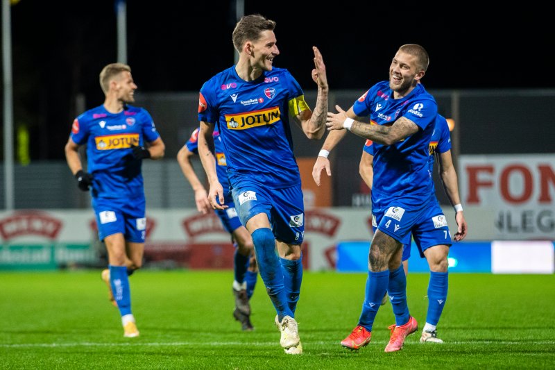 Sandefjords William Kurtovic jubler for scoring i kvalifiseringskampen til eliteserien i fotball mellom Sandefjord og Kongsvinger på Release Arena i Sandefjord.Foto: Trond R. Teigen / NTB