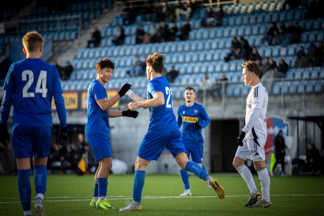 Martin Gjone blir gratulert av Kristian Birkelund etter sin scoring.