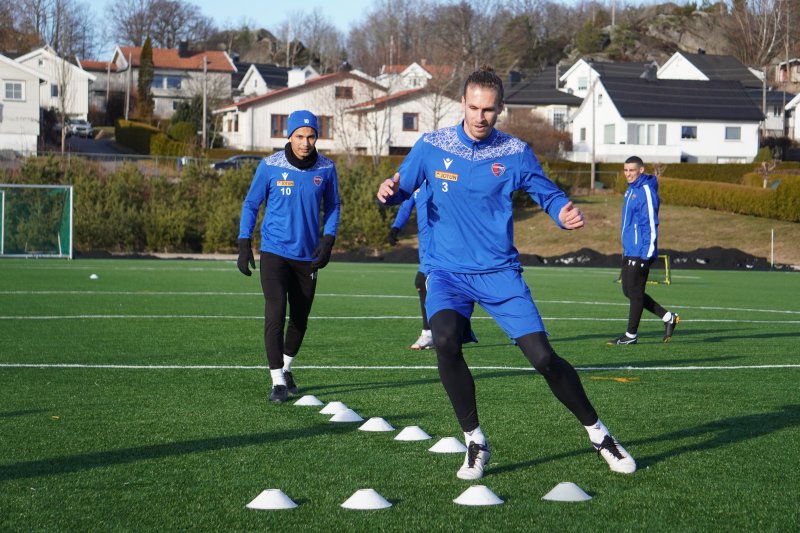 Quint Jansen i blått, og har fått tildelt Marc Vales sitt tidligere draktnummer. Quint blir nummer 3 i årets sesong.