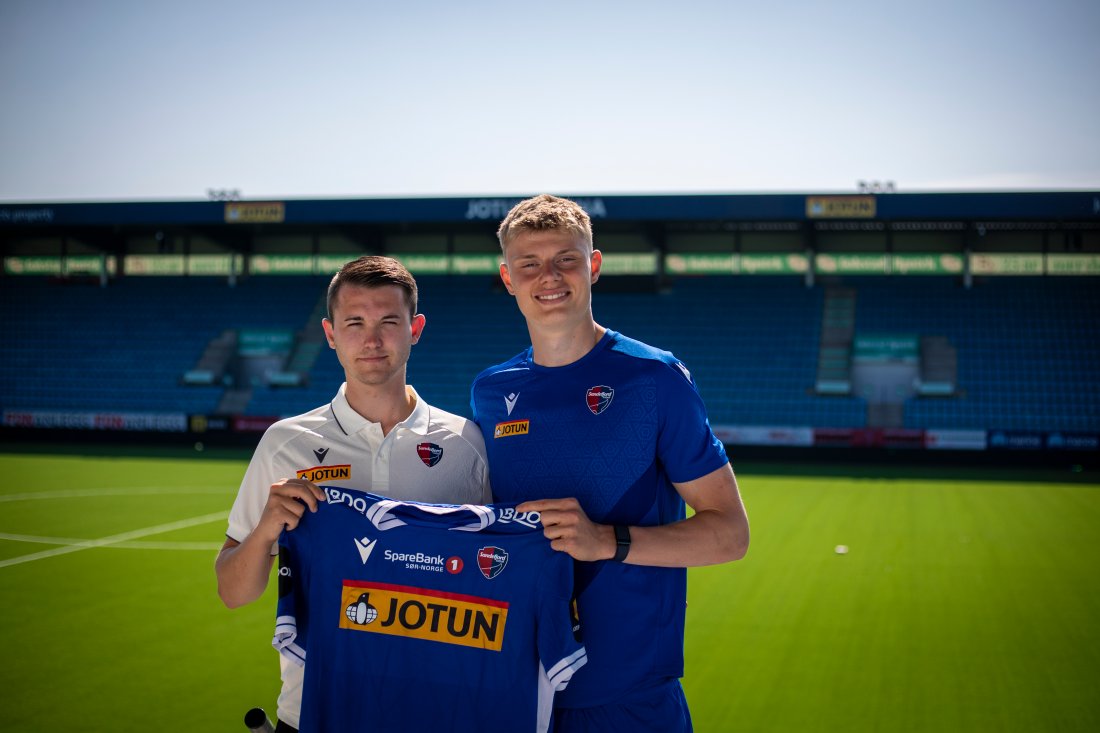Sportssjef Matteus Bårdsen og Rasmus Holten i solsteika på Jotun Arena