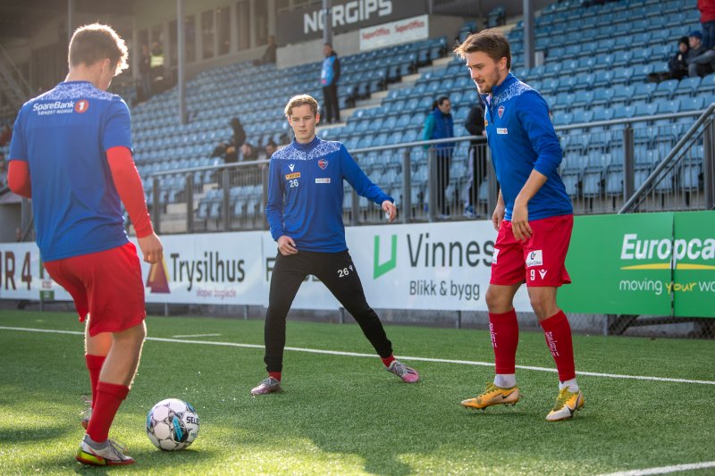 Sandefjords Filip Loftesnes-Bjune (t.v) og Sivert Gussiås i eliteseriekampen i fotball mellom Strømsgodset og Sandefjord på Marienlyst stadion.Foto: Annika Byrde / NTB