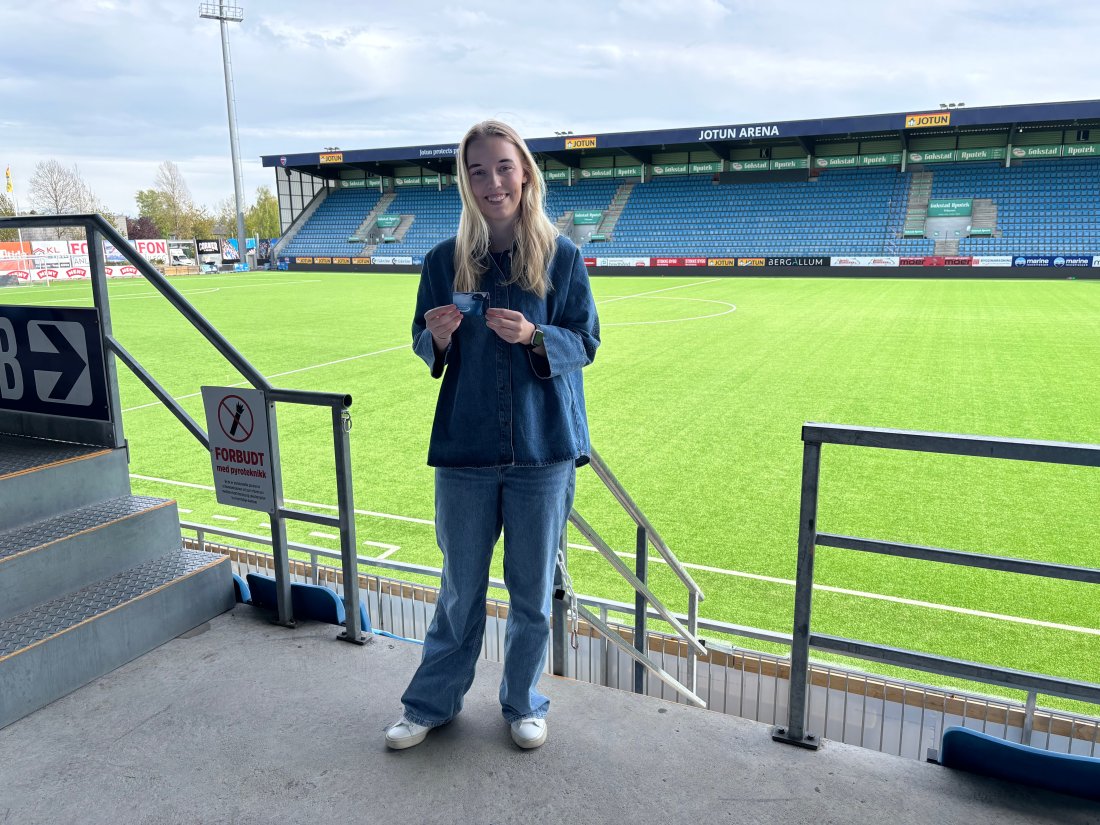 Mille Ringdal med sitt gavekort fra Vestfold Taxi