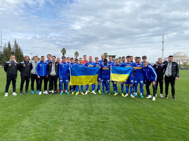 Fotballnorge fordømmer krigen i Ukraina. Vi gjorde denne markeringen før kampen. #STOPPKRIGEN