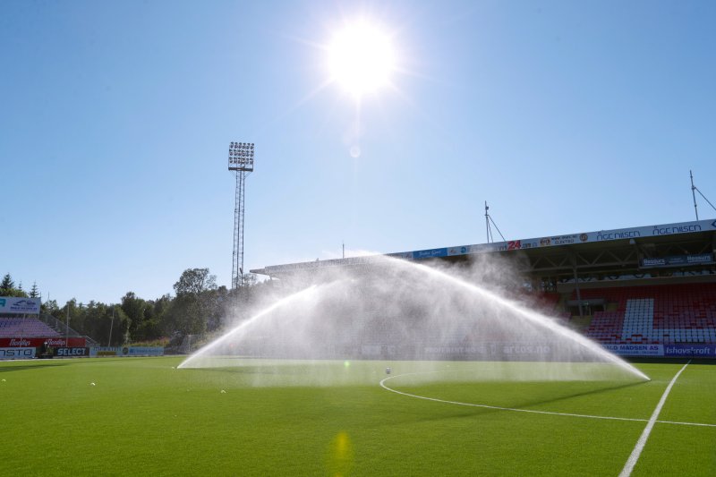 vanning av bane før eliteseriekampen i fotball mellom Tromsø og Sandefjord på Alfheim stadion.Foto: Rune Stoltz Bertinussen / NTB