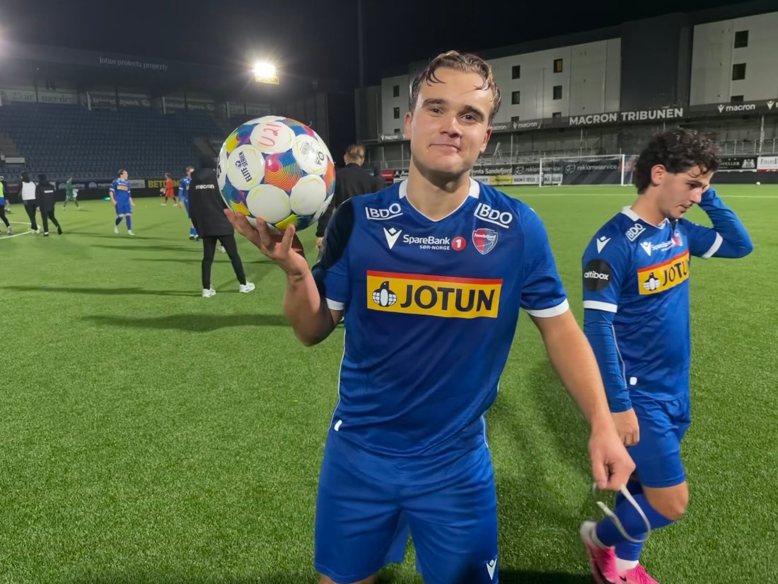 Vetle Holtung med matchballen etter sitt hat-trick