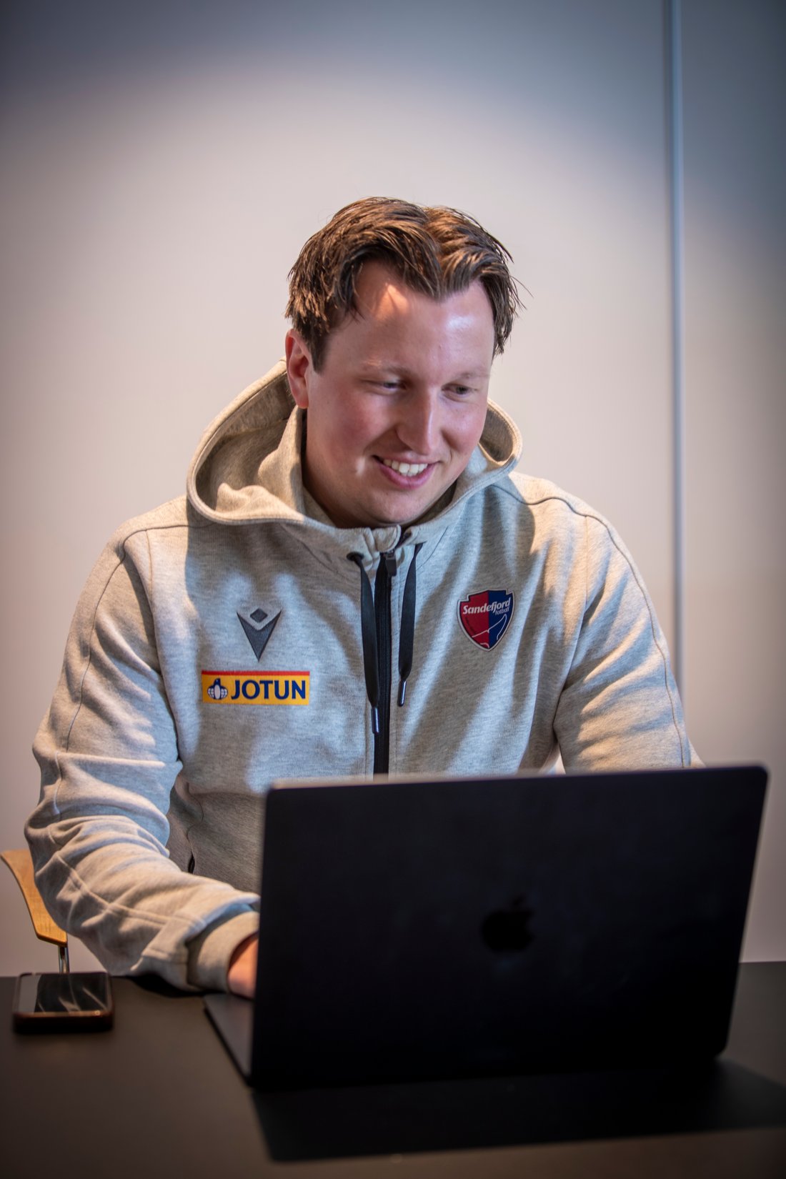 Simen har stor arbeidskapasitet og stort engasjement.