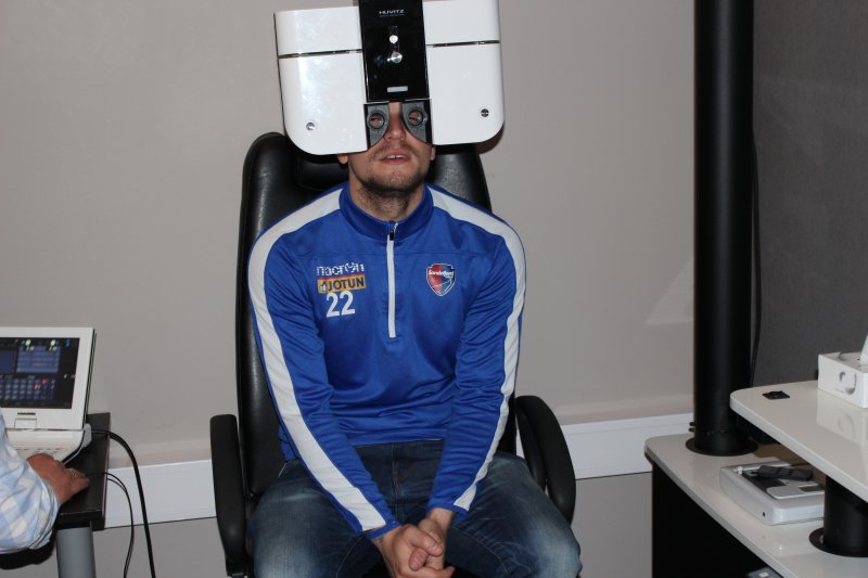 Her er Flamur Kastrati hos Synsam Nordyen i Larvik.