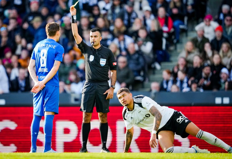 Noah Holm (t.h.) og William Kurtovic under eliteseriekampen i fotball mellom Rosenborg og Sandefjord på Lerkendal Stadion. Dommer Rohit Saggi gir gult kort til Kurtovic.Foto: Ole Martin Wold / NTB