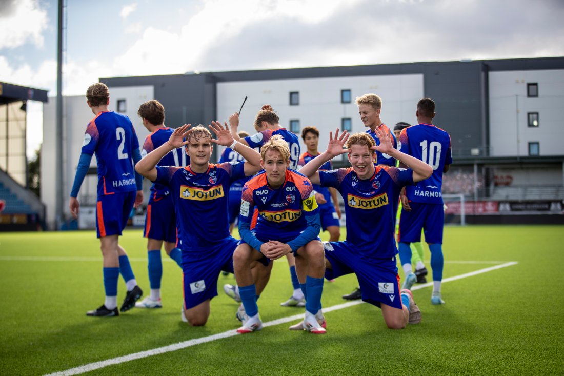 Anders Fredheim (i midten) feirer scoring sammen Vetle Holtung og Henrik Skretteberg
