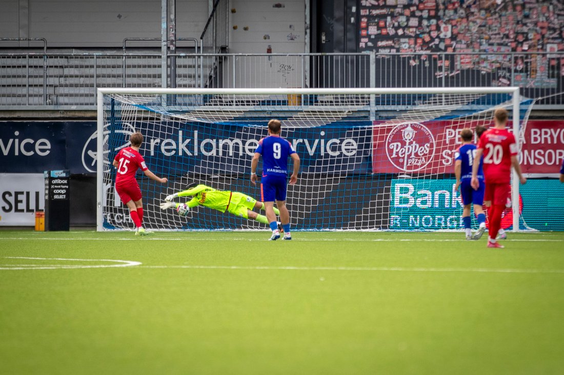Alem Omerinovic redder straffespark