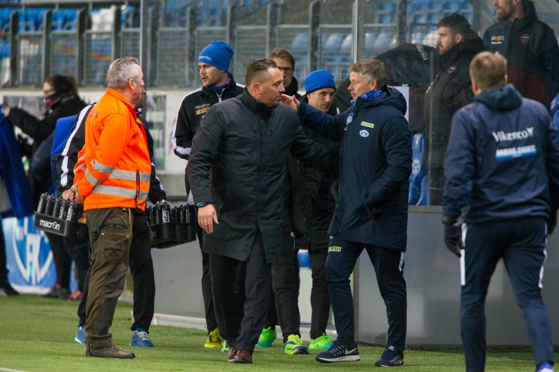 Ole Gunnar Solskjær (t.h.) og Magnus Powell etter serieåpningen mellom Molde og Sandefjord på Aker Stadion. (Foto: Svein Ove Ekornesvåg / NTB scanpix)