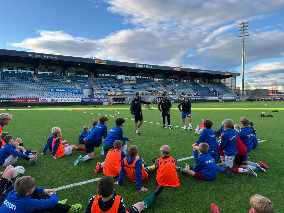 Deltakerne på SF Camp følger nøye med på instruksjonene.