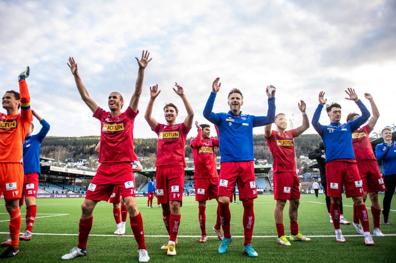 Drammen 20220423. Sandefjords keeper Jacob Storevik, Quint Jansen, Sivert Gussiås, Alexander Ruud Tveter og Sander Risan Mørk jubler etter eliteseriekampen i fotball mellom Strømsgodset og Sandefjord på Marienlyst stadion.Foto: Annika Byrde / NTB