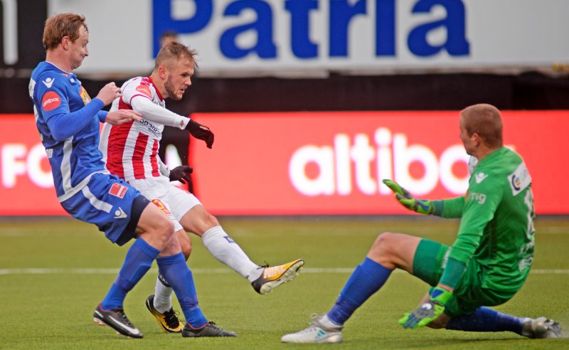 (Tromsøs Lasse Nilsen i duell med Sandefjords Christer Reppesgård og keeper Eirik Holmen Johansen. (Foto: Rune Stoltz Bertinussen / NTB scanpix)