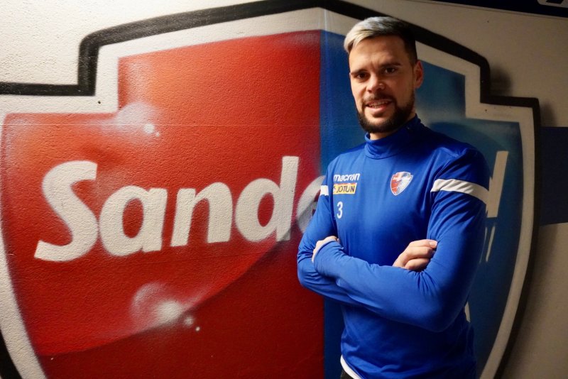 Marc Vales (30) har signert en ny avtale med Sandefjord Fotball.