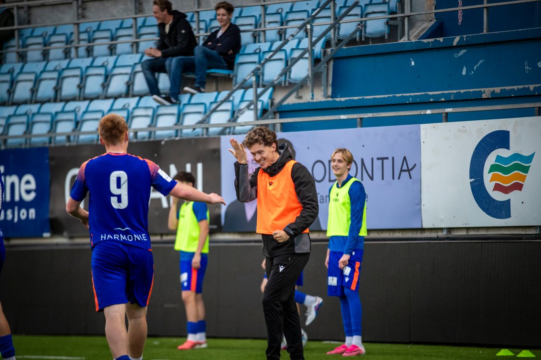 Mathias Døvle Lie blir gratulert av en panneklaskende fysisk trener; Anders Abrahamsen, etter sitt andre og vårt tredje for dagen.