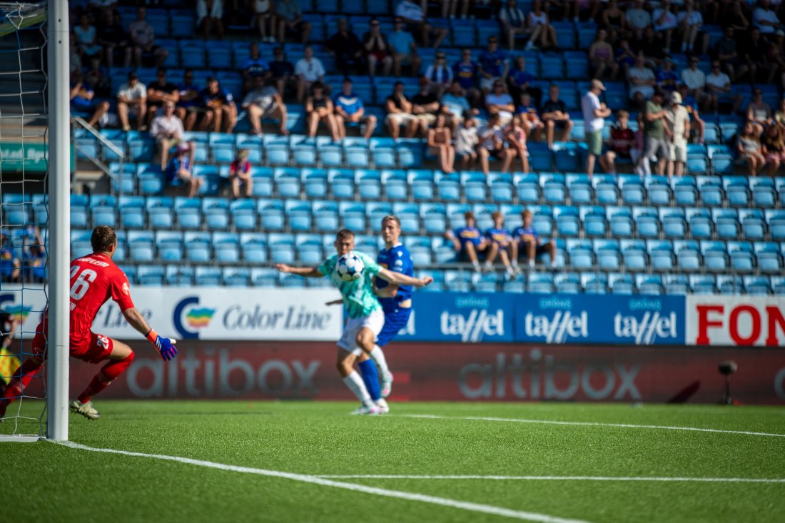 Stefán Ingi Sigurðarson ser ballen gå i mål