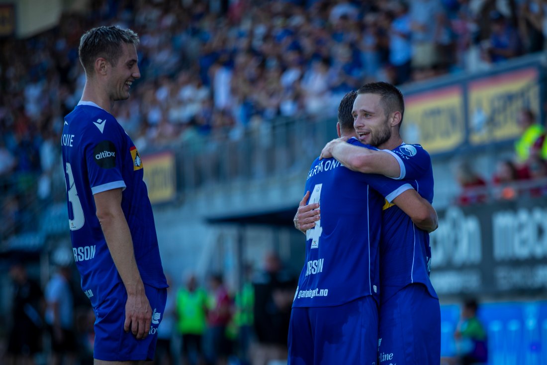 Loris Mettler blir gratulert av sine lagkamerater.