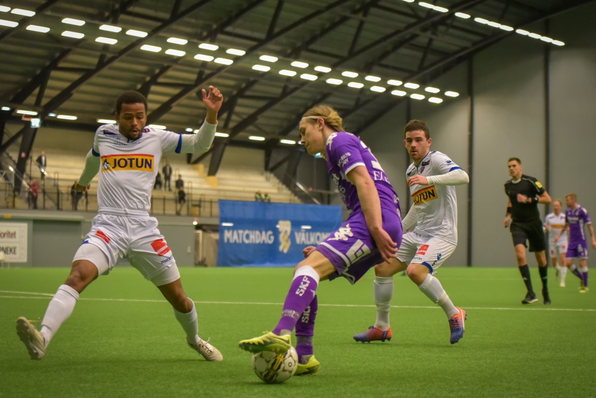 (PRØVESPILL: Elliot Kebbie (t.v) fikk spilletid i SF-drakta. Her stopper han Elias Ómarsson sammen med lagkamerat Pau Morer. Foto: Fredrik Aremyr)