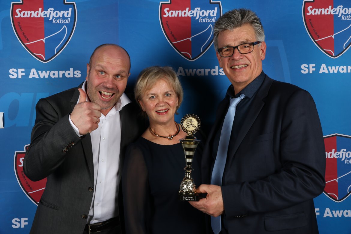 Årets sponsor: Reklameservice ved Trond Angelsen, Evelyn Kapstad og Yngve Kapstad. (Foto: Torstein Flåm)