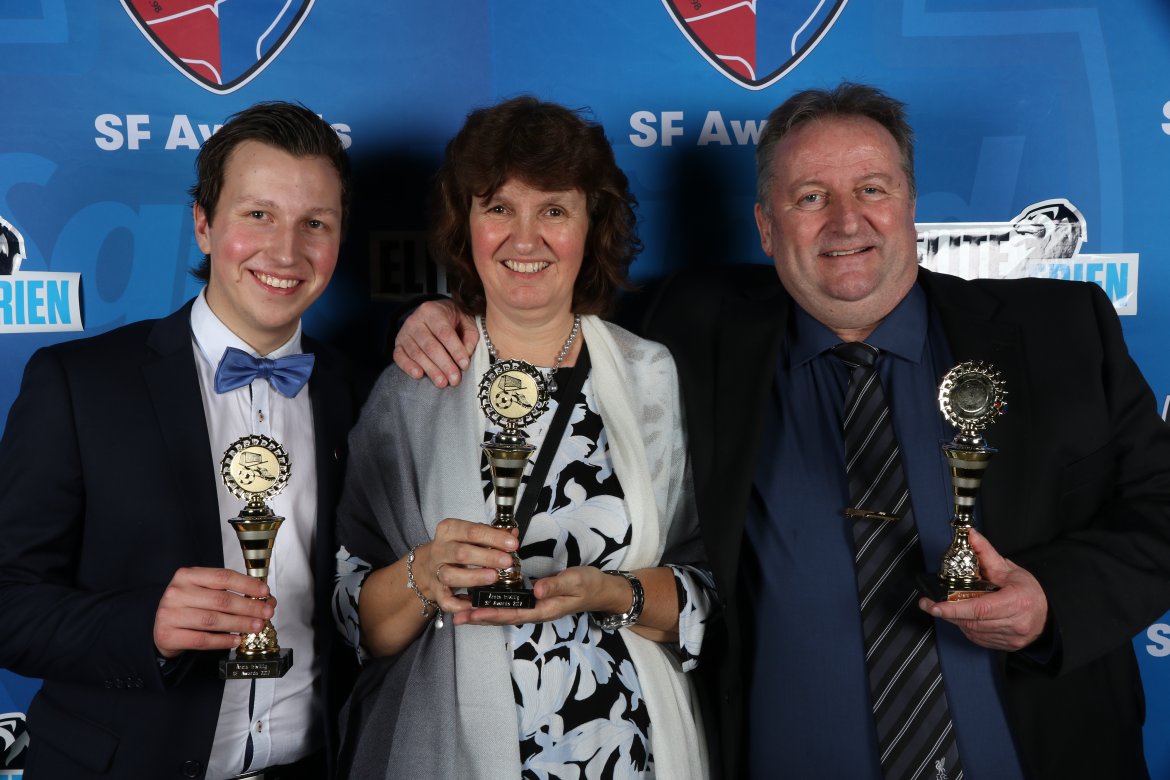 ÅRETS FRIVILLIGE: Simen, Bente og Morten Hem. (Foto: Torstein Flåm)