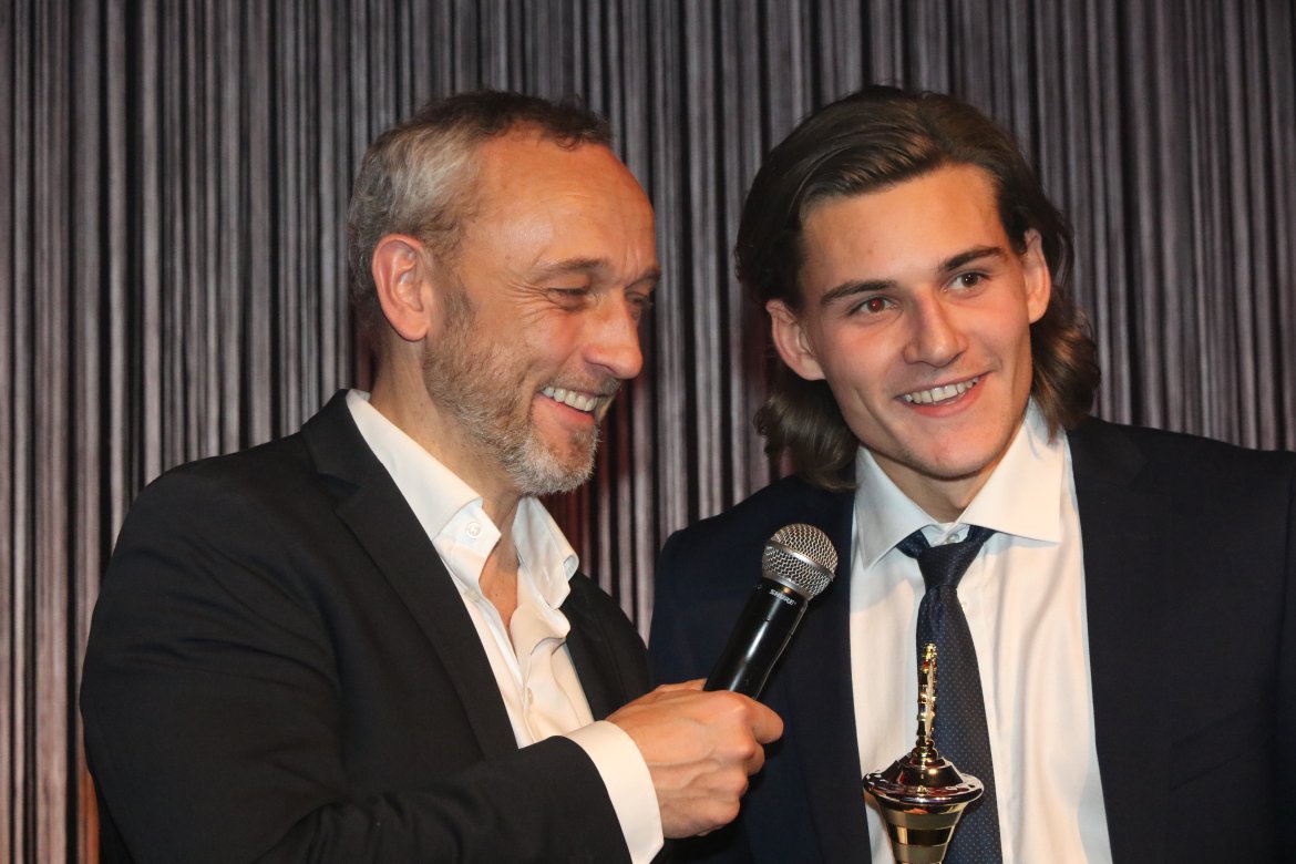 ÅRETS UNGE SPILLER: William Kurtovic mottok prisen fra Lars Bohinen. (Foto: Torstein Flåm)