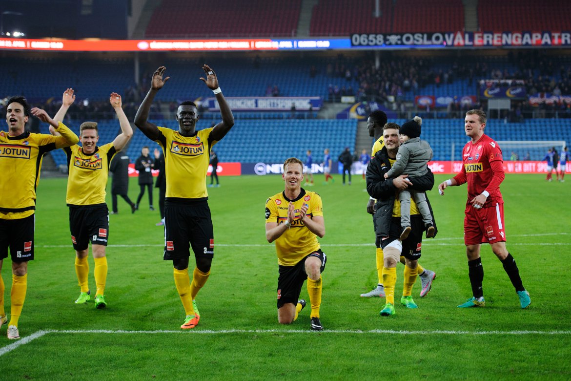 JUBEL: Guttane kunne feire seieren foran egne supportere på Ullevaal Stadion. (Foto: Sjur Stølen/Digitalsport)