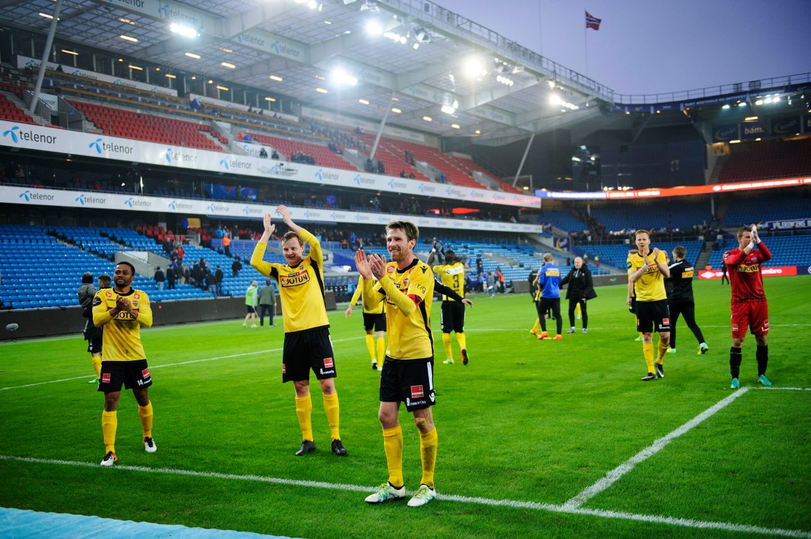 JUBEL: Guttane jubler foran egne supportere etter seieren mot Vålerenga. (Foto: Sjur Stølen/Digitalsport)