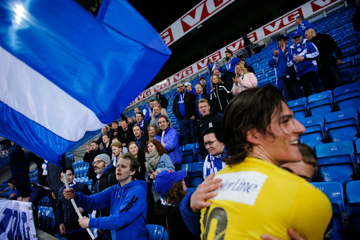 JUBEL: William Kurtovic jubler med egne supportere etter kamp. (Foto: Sjur Stølen/Digitalsport)