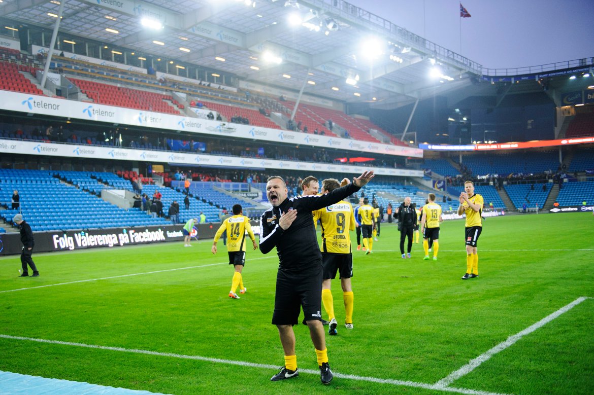 CONSTABLE: Ass.trener Shaun Constable jubler med fansen etter kamp. (Foto: Sjur Stølen/Digitalsport)