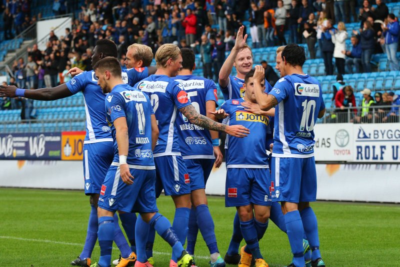 1-1: Grossm&uuml;ller blir omfavnet av lagkameratene etter utlingningen. (Foto: Torstein Flåm)