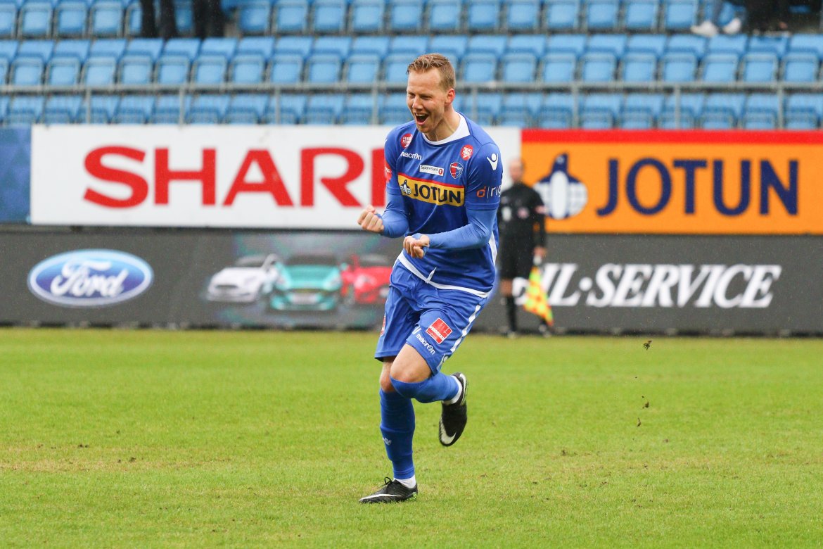 Joackim Olsen Solberg jubler for sin praktfulle frisparkscoring. (Foto: Torstein Flåm)