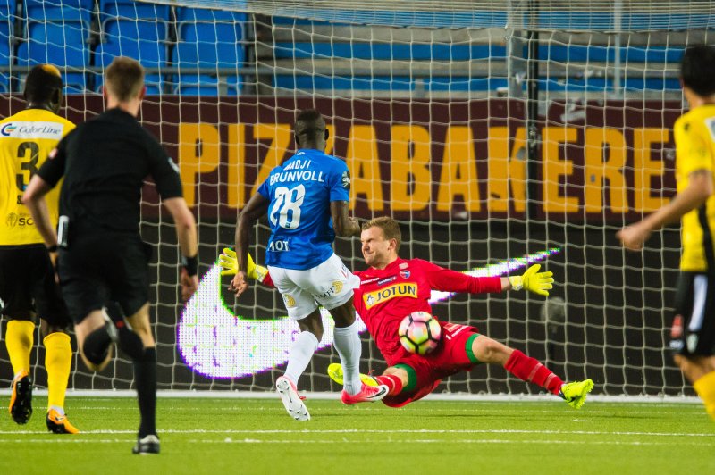 REDDET: Ingvar Jonsson redder et skudd fra Ibrahima Wadji. (Foto: Marius Simensen, Digitalsport)