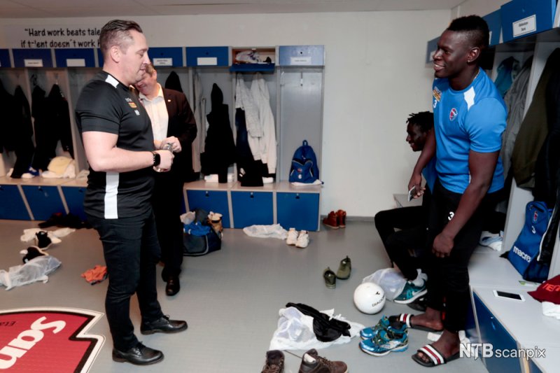 Magnus Powell snakker med Aboulaye Seck i garderoben, etter at Powell tirsdag ble presentert som ny hovedtrener i Sandefjord Fotball. (Foto: Lise Åserud / NTB scanpix)