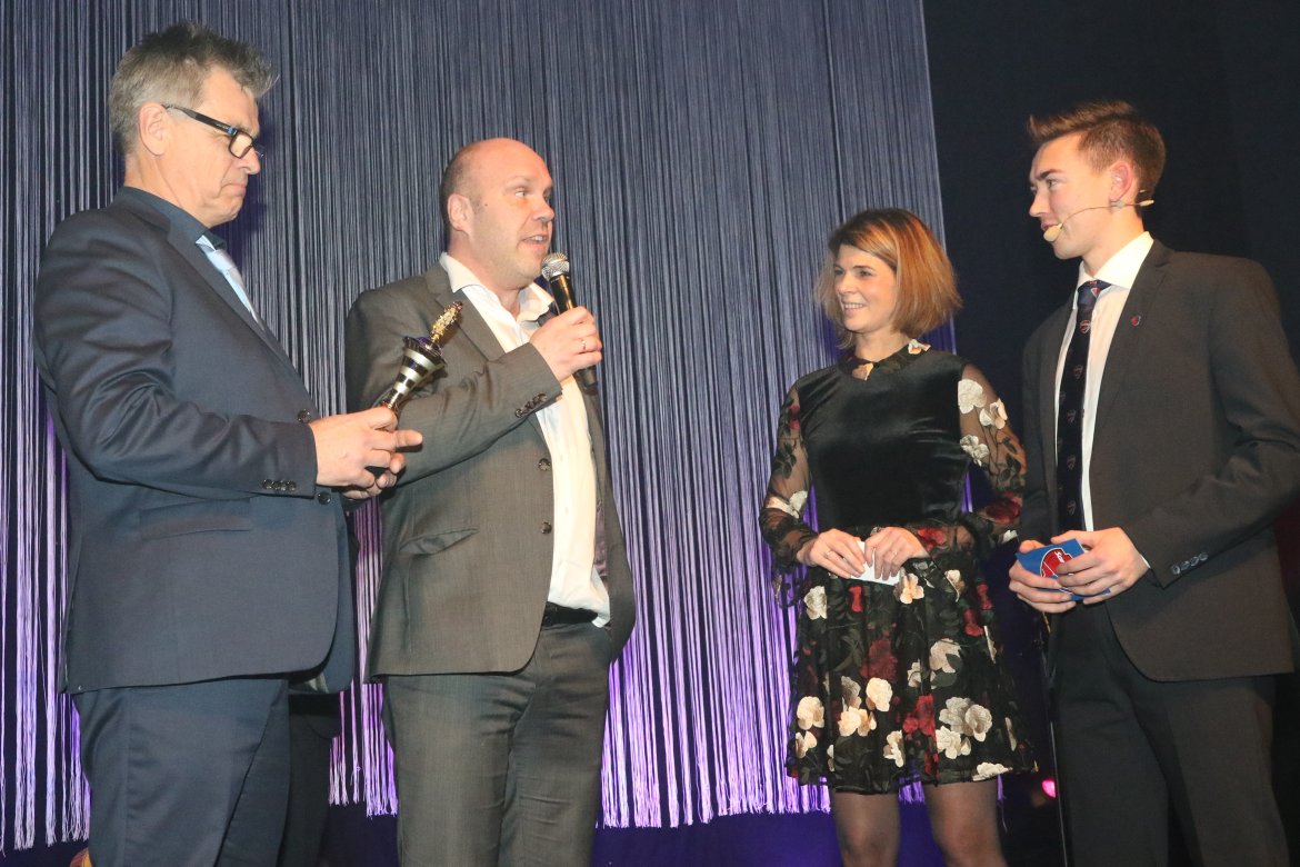 Årets sponsor 2016: Reklameservice AS her ved Yngve Kapstad (t.v) og Trond Angelsen ved siden av prisutdelere fra klubben Berenike Wulfsberg og Daniel Hov. (Foto: Torstein Flåm)
